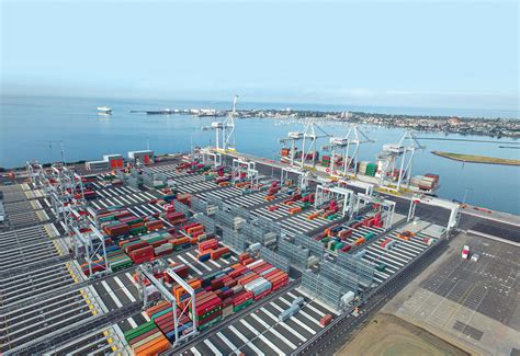 scenes  australias  fully automated international shipping container terminal