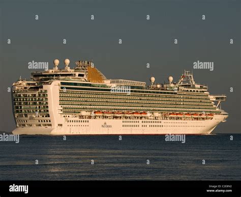 po cruise ship azura leaving southampton hampshire england uk stock photo alamy