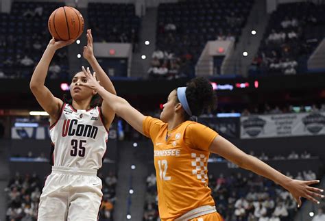 Uconn Women’s Basketball Defeats Tennessee Behind Freshman Azzi Fudd