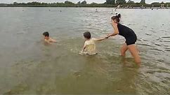 Braciszkowie z mamusią podczas kąpieli nad zalewem Żółtańce (21.08.2023) (1)