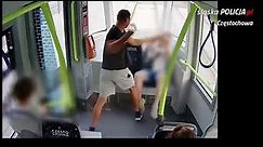 Rozpoznajesz agresora? BEZ POWODU zaatakował pasażera tramwaju! Policja udostępniła wideo | FAKT.PL