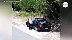 Überwachungskamera filmt Autofahrer: 20 Sekunden später trägt er Handschellen (Video)