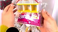 Discover the world of nostalgia with the adorable World's Smallest Barbie™ Malibu House and Barbie™ Viewmaster! They're waiting for you! 💗 🎀💃