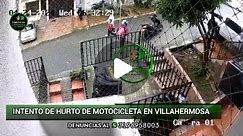 #Medellín/ en video quedó registrado el intento de hurto de motocicleta en villahermosa Carrera 37 con la 64, sujeto se acerco a una joven que se iba a montar en su motocicleta y esta forcejeo con el delincuente para evitar el hurto.Vía 👉 @noticiasantioquia1 #denunciasantioquia #somosdenunciasantioquia #noticiasantioquia #noticias #medellín