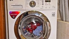 Washing clothes in an LG washing machine. Program Fast 30, 1200 rpm, 30°C