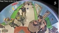 Revelan por qué un policía del tiroteo de Uvalde, Texas, miraba el celular en el pasillo | Video