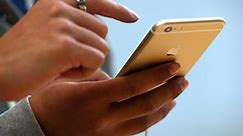 Apple Suffers Software Glitch, Bent iPhones Backlash - CBS Miami