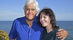 Jay Leno gives cookies to kids at hospital