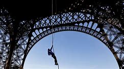 No apto para cardíacos: atleta francesa escala la Torre Eiffel con una cuerda