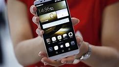 Samsung keeps its crown as king of smartphones