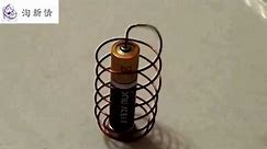 电池套上铜线圈，就可以旋转，什么原理？
