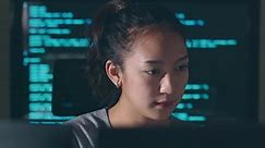 Jeune femme asiatique, développeur programmeur, ingénieur logiciel, support informatique, travaillant dur la nuit sur ordinateur pour vérifier le codage dans le système de buggage