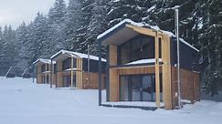 Tři modulární chaty v Retroparku lesní Plovárna