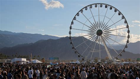 Coachella 2026: Festival kicks off with Sabrina Carpenter and surprise guests - BBC News