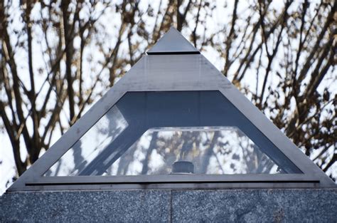 Flammensymbol aus Hiroshima wird im Mahnmal von Pearl Harbor installiert