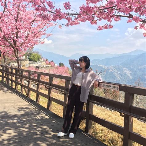 蘇晏霈 - 白色 #情人節快樂！💝 怎麼看就是這張假情侶照適合， 重要的是 寵愛一下 #勝玲粉 ！ 民視八點檔... | Facebook