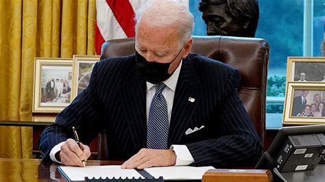 Joe Biden overturns Trump ban on transgender people joining US military | US News | Sky News