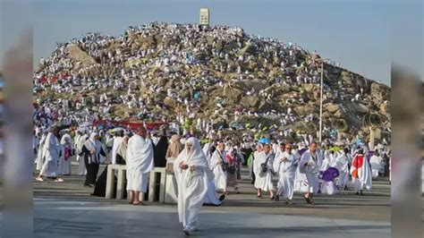 Telangana govt to bear Rs 10,000 Haj airfare hike for 7,000 pilgrims