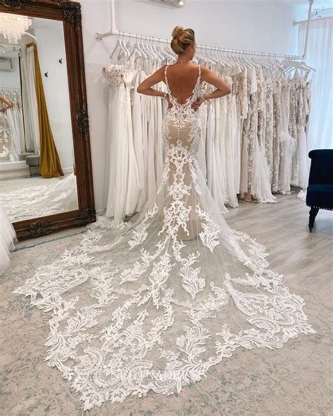 Wedding dresses with cathedral length train | Beachweddingtips.com