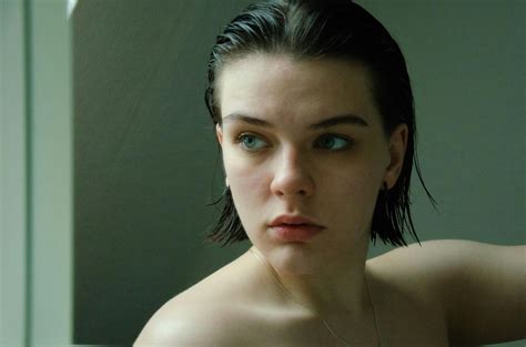 6 000+ Dafne+keen+az+nude banque d’images et photos libres de droit · Téléchargement gratuit ...