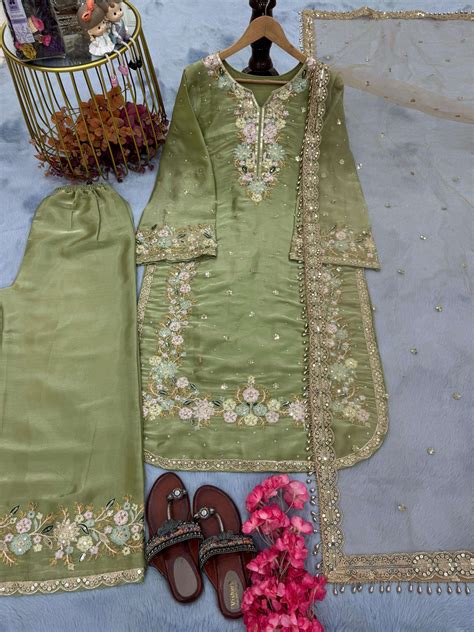 AD 199 SILK HEAVY DESIGNER WORK PARTY WEAR LOOK LADIES SUITS AT BEST ...
