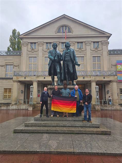 Die Waben on X: "Unsere Thüringen-Gruppe vor dem Goethe-Schiller ...