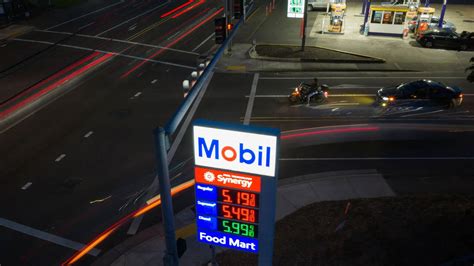 US oil companies report decline in profits amid market volatility