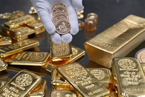 Explainer-Gold's Record-Breaking Rally: Who's Keeping It Going?