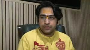 Video of Dhirendra Shastri arriving in Raipur in govt aircraft, cop ...