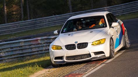 Dangerous heavy M3 convertible pushing the track hard despite brake trouble