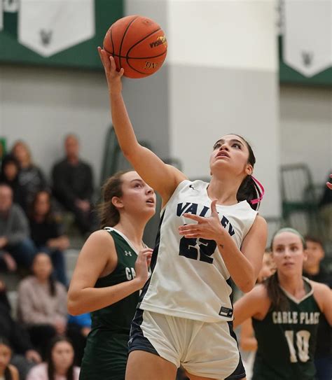 Girls basketball: Put Valley awakens in 2nd half to beat Carle Place to reach state semis - AOL