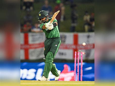 Keep these things to yourself’: Babar Azam fumes at reporter over Kohli ...