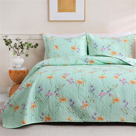 Amazon Outlet has a 3-piece floral quilt set on sale for $16 - TheStreet