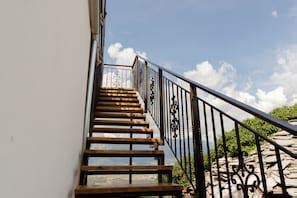 The Golden View Guesthouse (Gjirokastër, ), Gjirokastër hotel discounts ...
