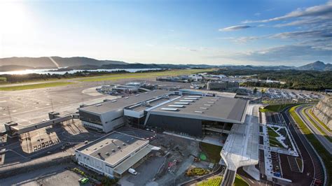 Flesland vart stengt på grunn av politidrone – NRK Vestland