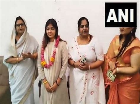 Akhilesh Yadav's daughter on holiday, campaigns for Samajwadi Party ...