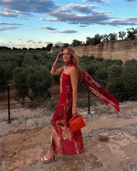 What to wear with red dress for wedding | Honestweddingadvice.com