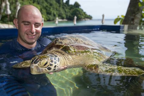 What’s the difference between a marine biologist and an aquarist?