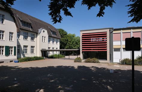 Lena the plug and alex jones leaks her physique features