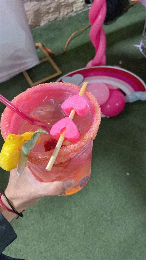 Rosita || bebida || alcohol | Bebidas alcoholicas fiesta, Bebida rosa ...