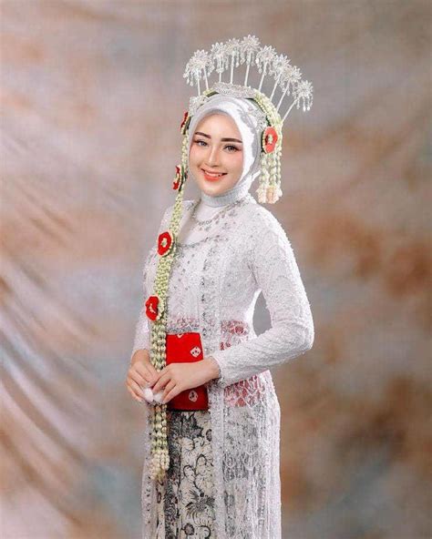 Baju pengantin adat Jawa hijab modern, memesona!