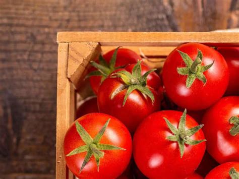 From high vitamin C to lycopene: 5 nutrients in tomatoes that make it a ...