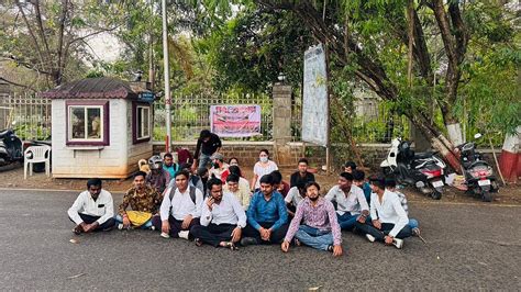 VIDEO: Pune University Students Protest In Rain Over Delay In PRN ...