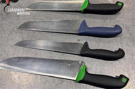 Andava in giro con quattro coltelli lunghi anche 57 centimetri ...