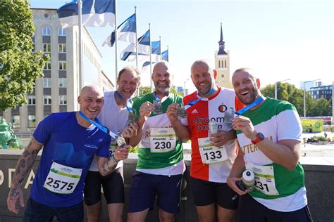Hardlopen tussen de olifanten: deze Rotterdamse vrienden rennen een halve marathon in Kenia ...