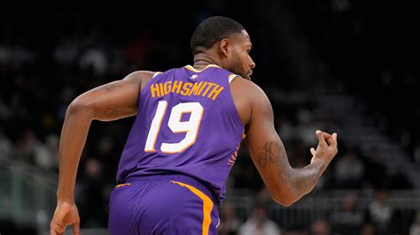 Suns catch fire from 3, blitz Bucks to begin road trip