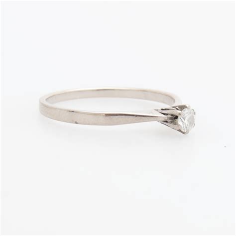 RING MED STEN, vitguld 18K, KG Markströms Guldsmeds AB, 1989, totalvikt 2,22 gram. Smycken ...