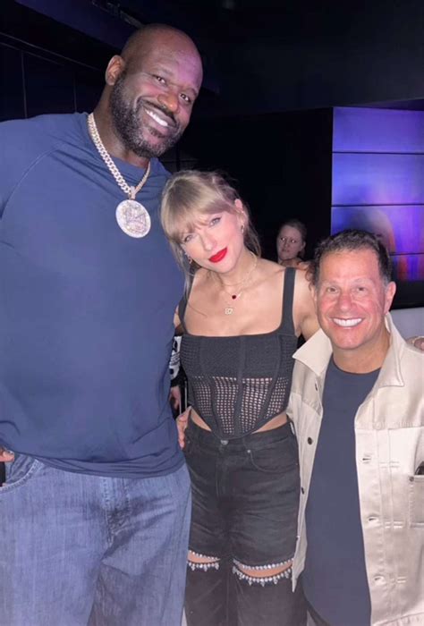 Shaq Meets Taylor Swift and ‘Shakes the Hand of Greatness’ at Super Bowl