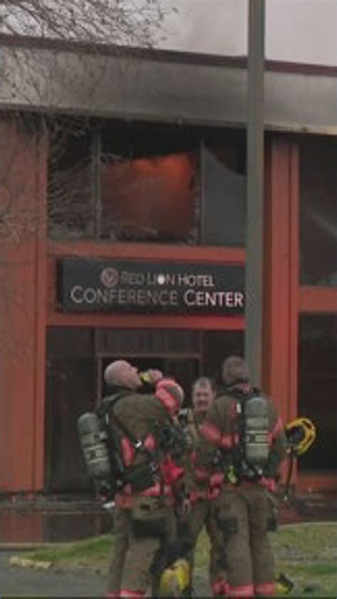 Two-alarm fire burns at Red Lion Hotel in Kelso, evacuating guests and ...