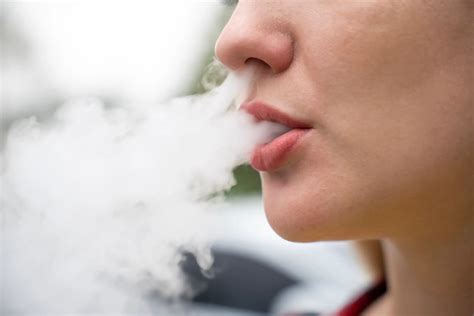 Impact smoking vs vaping has on your body is shown in worrying simulation